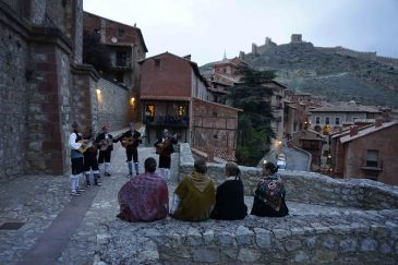 30 de abril: Los Mayos dan la bienvenida a la primavera en la Sierra de Albarracín con cantos y rondallas