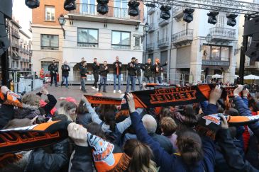 El CV Teruel celebra con los aficionados su séptima Superliga en la plaza del Torico