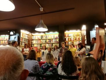 Ocho jóvenes del club literario del IES Bajo Aragón publican su primera novela corta cooperativa