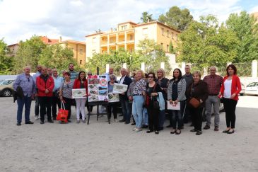 El PSOE muestra a los vecinos de San León de Teruel su proyecto del parque de La Calera