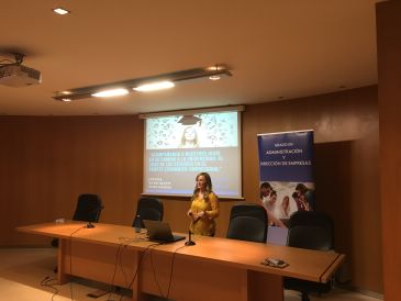 Profesores de ADE en Teruel informan sobre la titulación a padres de futuros universitarios