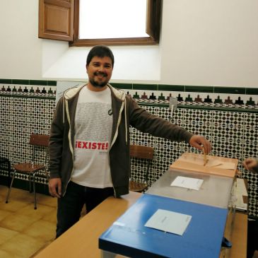 José Manuel Salvador (CHA) vota en Ejulve con 