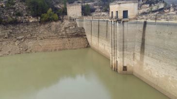 Ecologistas en Acción denuncia el destrozo medioambiental del vaciado de Santolea entregando a Acuaes y la CHE un premio Atila