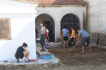 Un campo de trabajo inicia la recuperación de la antigua cooperativa de Burbáguena