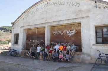 Un campo de trabajo inicia la recuperación de la antigua cooperativa de vino de Burbáguena