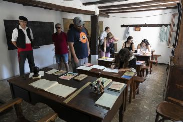 Puertomingalvo echa la mirada atrás en su Feria Solidaria de Antaño