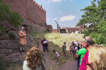 El castillo de Peracense acoge una nueva edición de sus Encuentros Medievales con amplio respaldo de público