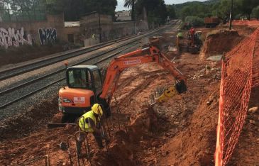 Adif asegura que cumple con los plazos de las obras del tren para reabrir en octubre