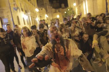 Survival Zombie de Teruel: Medio millar de personas participan en un juego masivo por las calles del Centro
