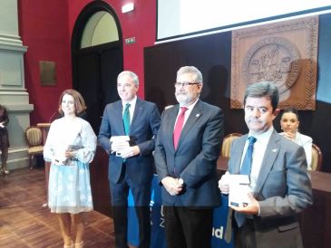 Buj recoge el Premio Triple Hélice que la UZ le ha concedido a Teruel