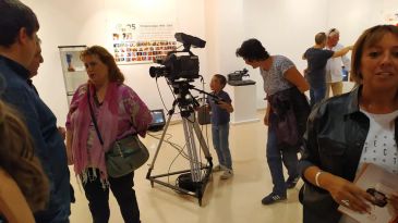 El público acoge con entusiasmo la exposición sobre Calamocha TV, que cumple 25 años