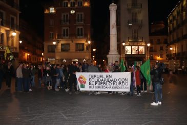 Concentración en apoyo al pueblo kurdo en la plaza del Torico