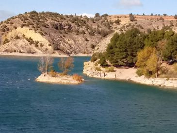 La Sociedad de Pescadores repuebla de truchas el embalse del Arquillo cuatro años después