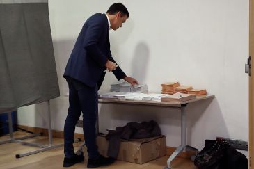 El PSOE gana las elecciones con 123 diputados al 53 por ciento escrutado