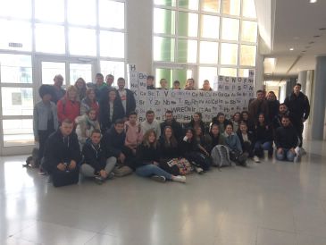 Alumnos de Didáctica de las Ciencias muestran la tabla periódica