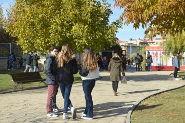 Los institutos de Teruel regulan de manera desigual el uso de los teléfonos móviles