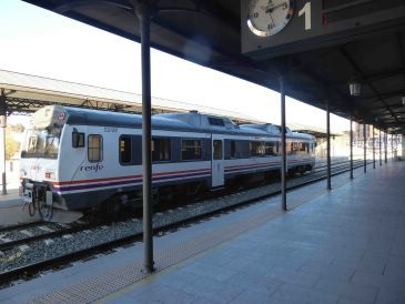 Otra avería de un tren tamagochi en la línea de Teruel causa un retraso de 80 minutos