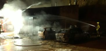 Los bomberos sofocan el incendio de dos vehículos en Alcorisa