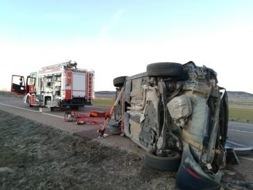 Los bomberos rescatan a una persona atrapada en su vehículo tras sufrir un accidente