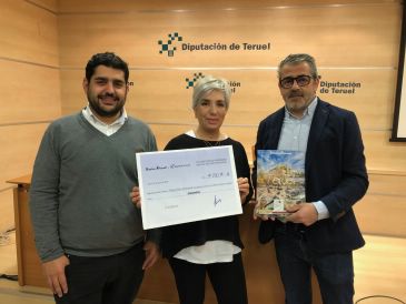 Marta Erce recibe el primer premio del concurso de fotografía Enséñanos tu pueblo