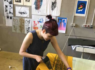 Una antigua alumna de Bellas Artes recupera diseños del refajo de Teruel