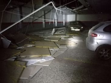 El fuerte viento hace que se desprenda el techo del aparcamiento de una superficie comercial de Calamocha
