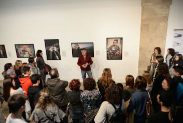 250 personas participan en las visitas guiadas a la exposición de Gervasio Sánchez en el Museo de Teruel