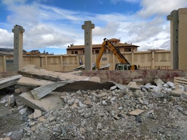 Cantavieja avanza en la demolición del pabellón hundido por la nevada de la borrasca Gloria