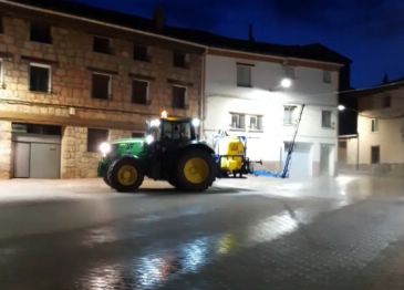 Agricultores de la Comarca de Teruel desinfectan las calles de los pueblos de forma voluntaria