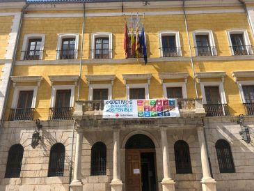 Banderas a media asta en Ayuntamiento de Teruel por fallecidos con Covid-19