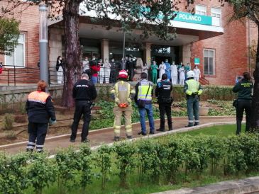 Bomberos, Policía Local, Policía Nacional, Guardia Civil y Protección Civil, juntos para aplaudir a los sanitarios en Teruel