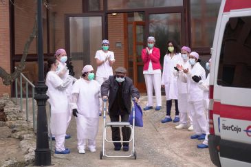 Los cinco primeros pacientes del centro Covid-19 de Alfambra reciben el alta y vuelven al Asilo de San José