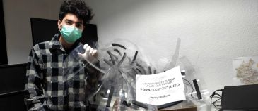 Un joven emprendedor entrega cien  viseras faciales a Cuencas Mineras