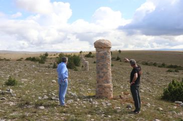 Los pilones que guiaban en la nieve: Corbalán y El Pobo finalizan la restauración de 50 monolitos