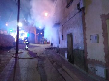 Los bomberos sofocan el incendio de una vivienda habitada en Ariño