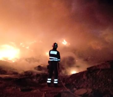 Bomberos de la Diputación de Teruel actúan desde anoche en un incendio en la escombrera de la capital