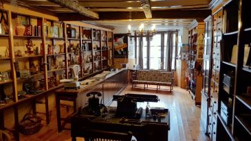 La tienda museo de Ojos Negros alberga cientos de artículos y materiales antiguos