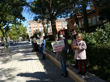 Teruel y Alcañiz reivindican con cadenas humanas mejores hospitales y los pueblos de la provincia demandan una sanidad de calidad