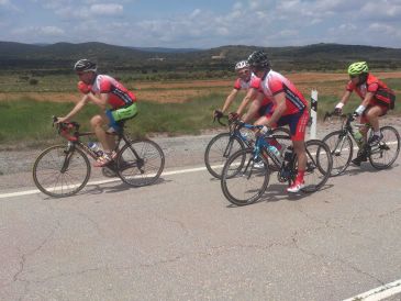 Veinte ciclistas peregrinan de Albentosa a Valencia para impulsar la Ruta del Grial
