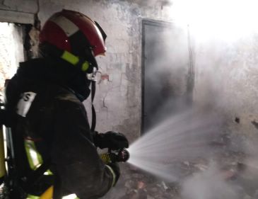 Los bomberos de la Diputación apagan un incendio en una casa abandonada en Utrillas