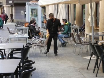 El Ayuntamiento de Teruel permitirá a los hosteleros ampliar sus terrazas hasta el número de mesas que ponga en su licencia