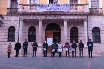 Todos los grupos municipales de Teruel, menos Vox, guardan un minuto de silencio por el Día Internacional de la Eliminación de la Violencia contra las Mujeres