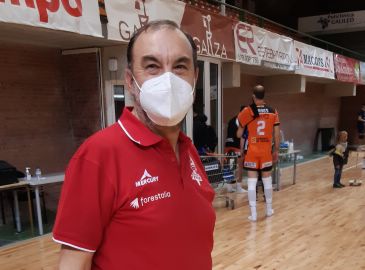 Javier Valtueña, ‘speaker’ del Club Voleibol Teruel: “Ahora ver el pabellón vacío y escuchar solo mi voz me resulta muy, muy raro”