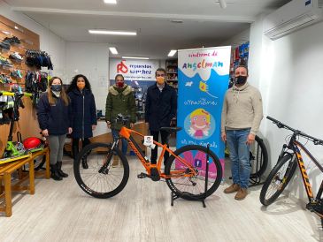 El Ayuntamiento de Teruel cede una bicicleta eléctrica al proyecto Nuestro esfuerzo, tu sonrisa de la Asociación Martina es mi Ángel