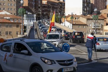 Más de 325 coches recorren las calles de Teruel y Alcañiz en protesta por la Ley Celaá