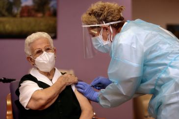 Una anciana de 96 años recibe en Guadalajara la primera vacuna contra la Covid en España