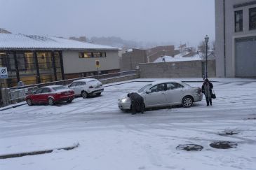 El primer día de la borrasca: la nieve impide circular en la A-23 entre Viver y Teruel y condiciona el tráfico en toda la red