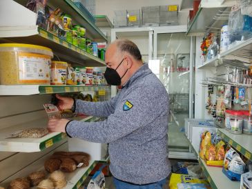 Una tienda de Teruel reparte gratis alimento para pájaros, que tienen problemas para encontrar comida por la nieve
