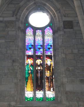 La iglesia de los Franciscanos de Teruel recupera las vidrieras que iluminan su interior