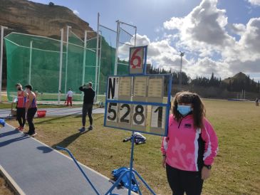 Oro y nuevo récord de Aragón de lanzamiento de martillo para la alcañizana Elena Sanz